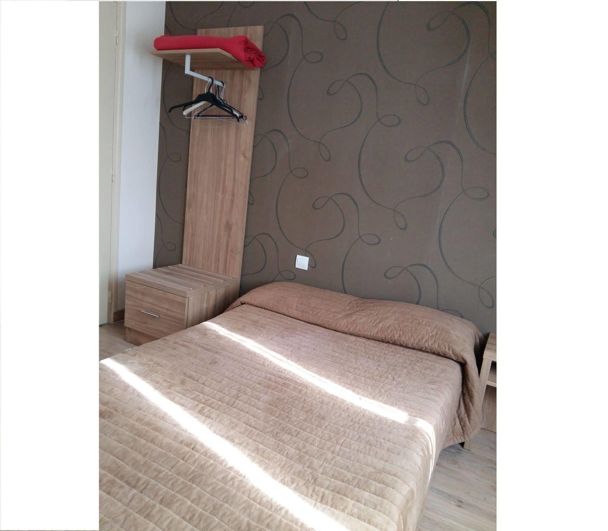 פריז Hotel Roi Rene מראה חיצוני תמונה